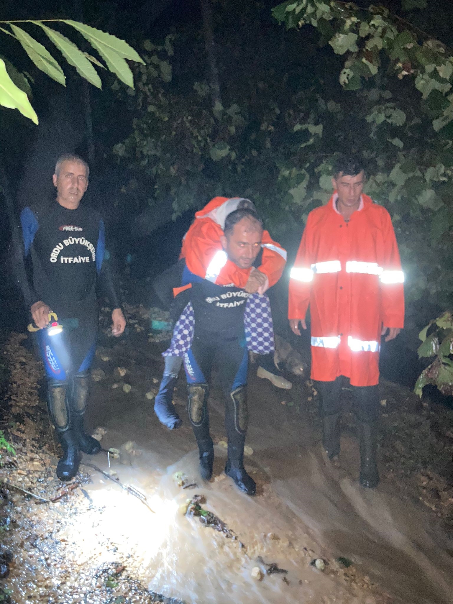 YATAĞA BAĞIMLI HASTAYI İTFAİYE ERİ SIRTINDA TAŞIDI